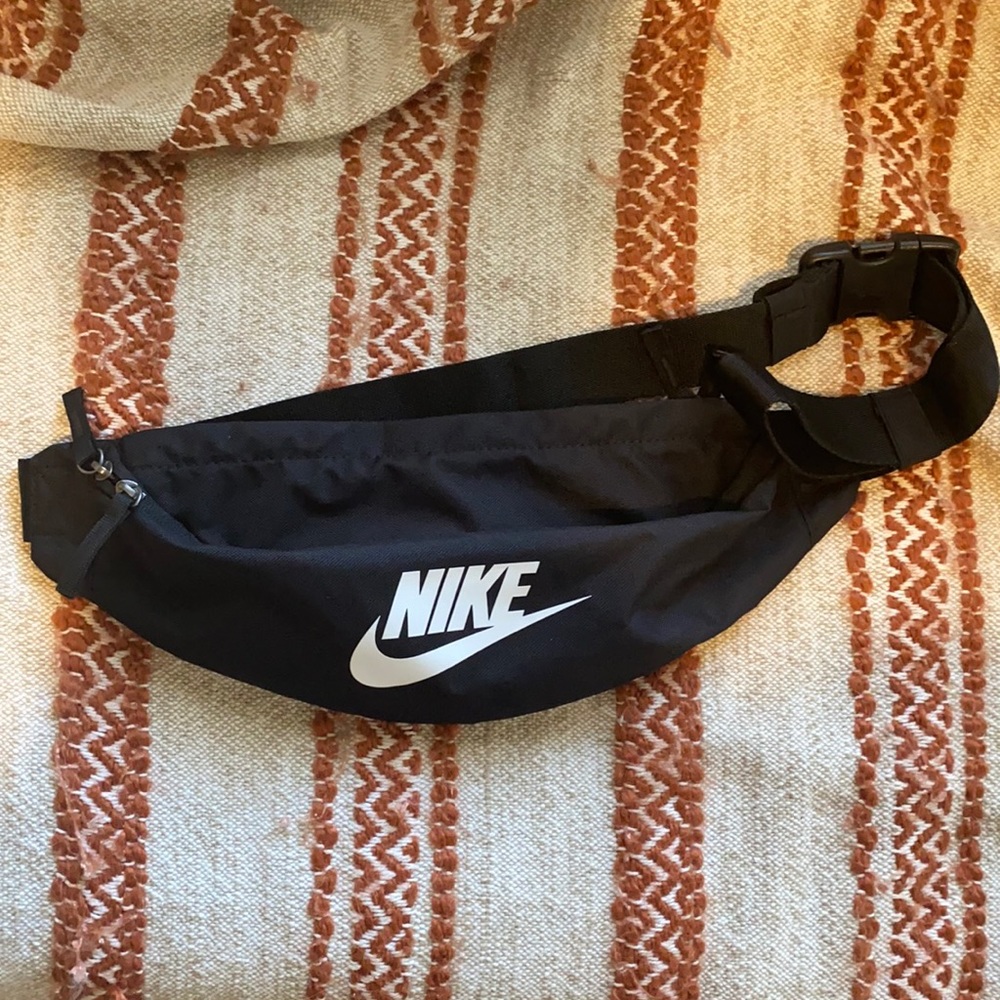 Nike oversized black Fanny pack 🖤